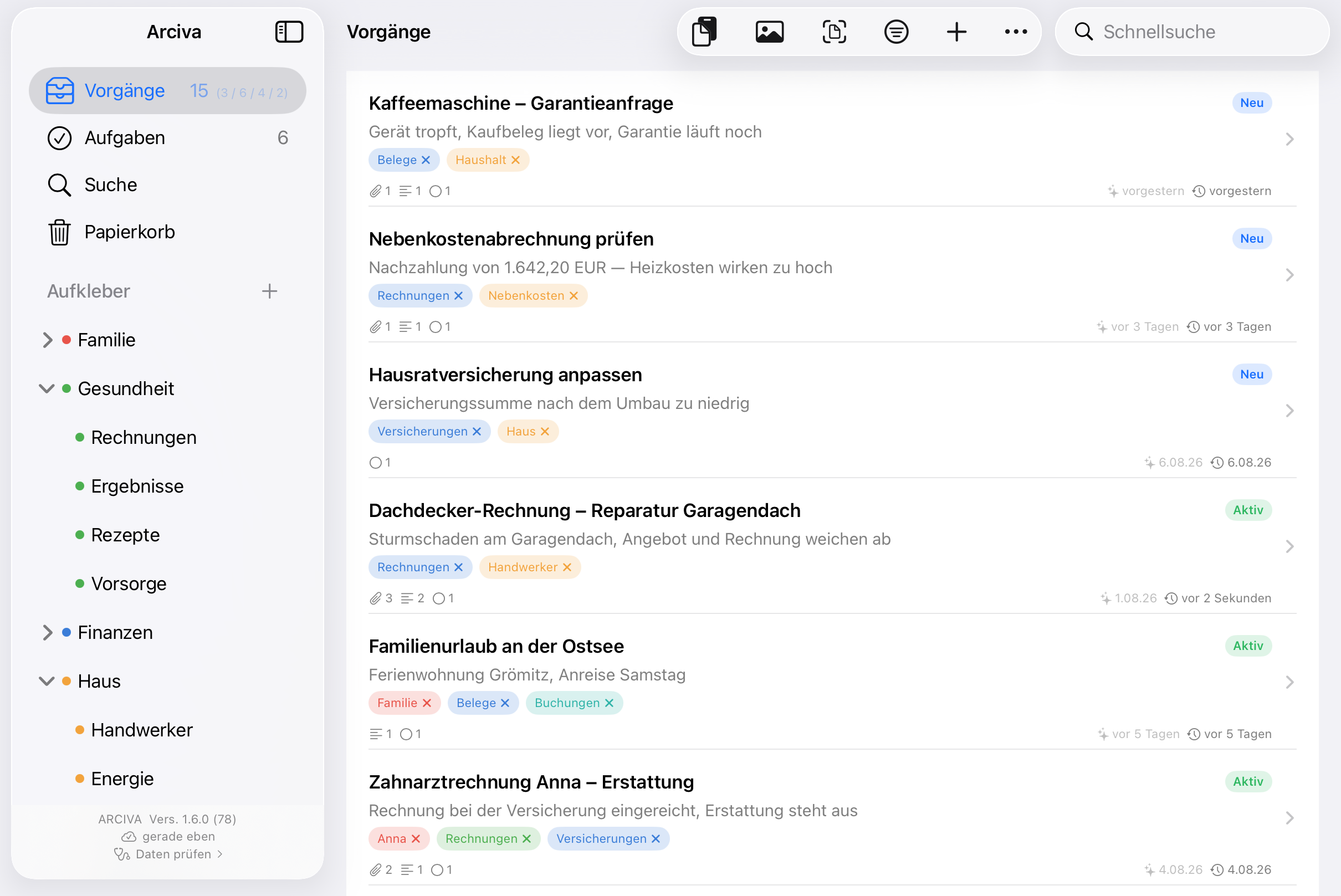 Arciva auf dem iPad: links die Aufkleber in zwei Ebenen – unter „Gesundheit“ etwa Rechnungen, Ergebnisse, Rezepte und Vorsorge. Rechts die Liste der Vorgänge, jeder mit Status und seinen farbigen Aufklebern.