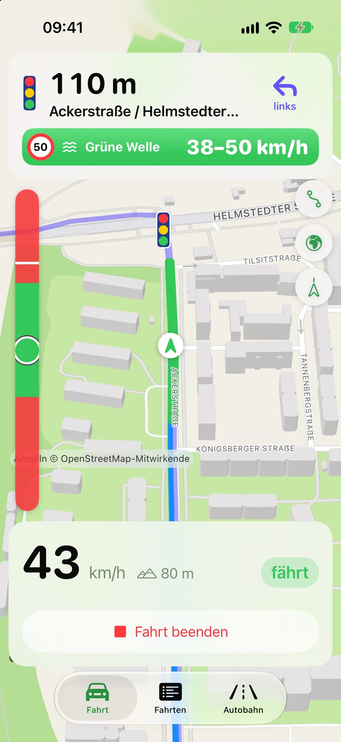 FahreGreen während der Fahrt: eine grüne Leiste mit dem Schild 50 und der Angabe 38 bis 50 Kilometer pro Stunde, am linken Rand ein senkrechter Streifen mit einem weißen Ring im grünen Bereich.